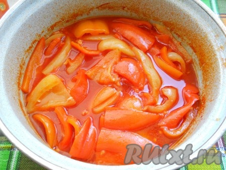Варить перец 10 минут с момента закипания на небольшом огне. Перец в процессе варки нужно несколько раз перемешать, чтобы весь перец был хорошо проварен. Больше 10 минут варить не следует - перец переварится.
