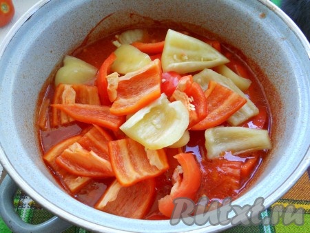 Томатный сок поставить на огонь, довести его до кипения, удалить пену. Добавить в сок соль, сахар, чеснок, пропущенный через пресс, влить уксус и растительное масло. Перемешать. Выложить в томат сладкий перец.