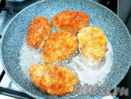 Жарим на предварительно разогретой сковороде с растительным маслом до золотистого цвета с двух сторон.
