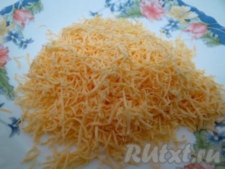 Прежде чем приступить к приготовлению котлет, предварительно приготовим для них&nbsp; начинку. Делать её лучше всего впрок, а затем отправить в морозильную камеру и по мере надобности использовать. Сыр натираем на мелкой тёрке.
