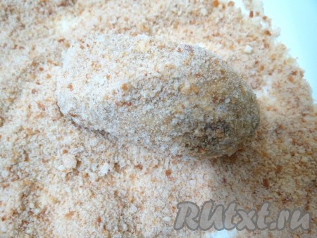 После яйца обваливаем в панировочных сухарях.
