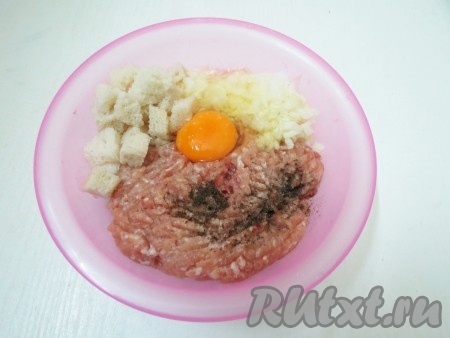 Соединяем фарш, 1 яйцо, сухари, лук, соль и перец. Тщательно перемешиваем.
