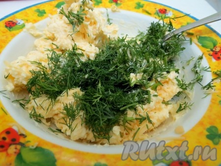 Соединяем при помощи вилки мелко нарезанный укроп, сыр и масло.
