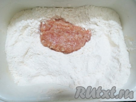 Панируем котлеты в муке.