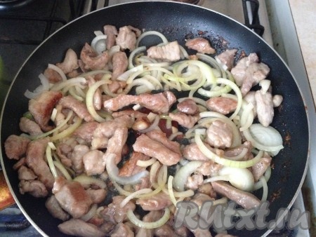 Далее к мясу добавляем лук с чесноком.
