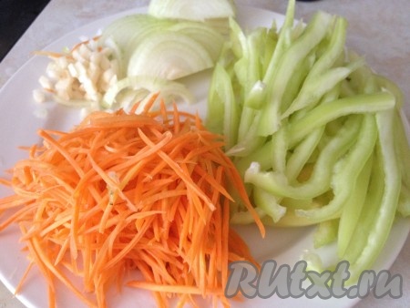 Морковь натираю на терке, перец режу соломкой, лук - полукольцами, чеснок мелко нарезаю.

