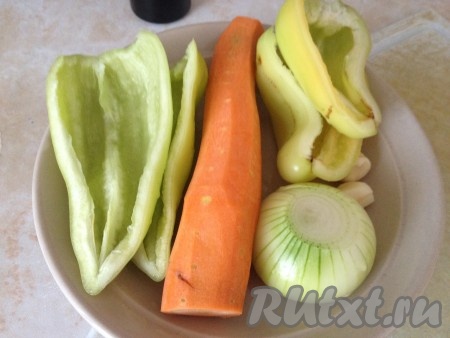 Вначале я очищаю овощи.
