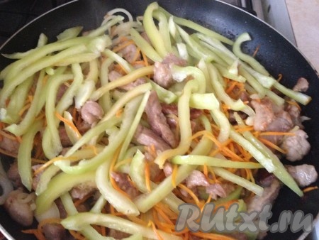 Через минутку перец и соевый соус. Оставляем тушиться под закрытой крышкой минут на пять.
