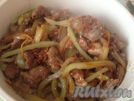 Содержимое сковородки перемешиваем хорошо с лапшой.
