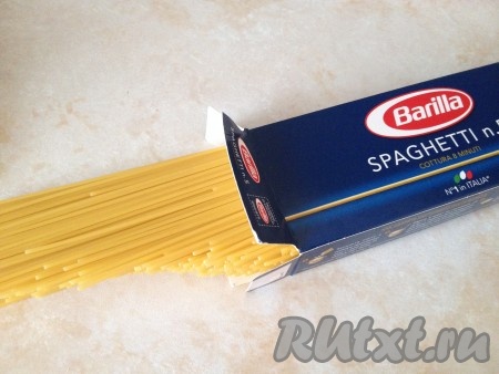 Ставим варить лапшу до ее полной готовности, как указано на упаковке.
