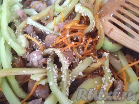 Когда свинина и овощи будут готовы, добавляем кунжут.
