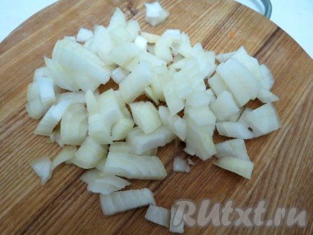 Лук очищаем и мелко нарезаем.