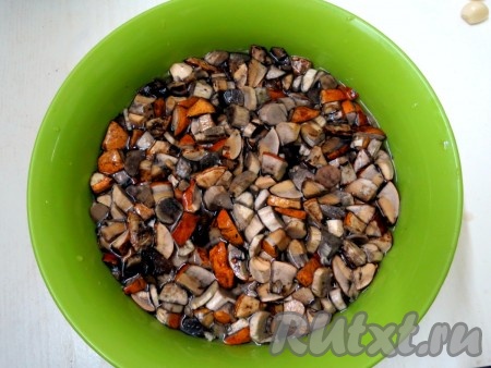 Промываем подосиновики, добавляем к ним 3 столовых ложки соли и 3 литра холодной воды, оставляем минут на 20. Насекомые, если они остались в грибах, выйдут и погибнут. После этого хорошо промываем подосиновики под проточной водой.