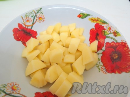 Картофель очищаем, нарезаем на средние кубики. В кастрюлю вливаем 2,5 литра воды, выкладываем нарезанный картофель и ставим на сильный огонь.