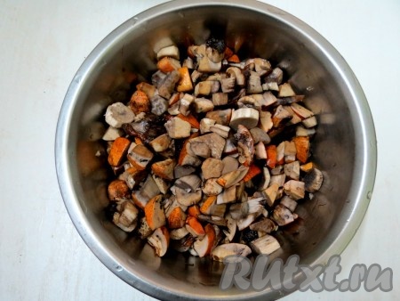 Подосиновики зачищаем от грязи и мелко нарезаем.