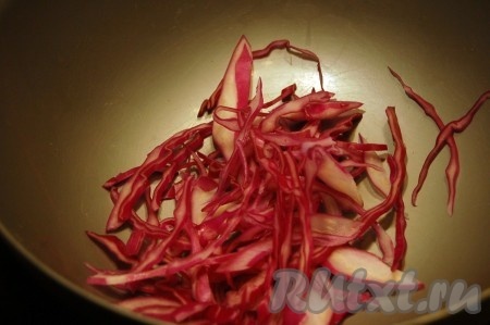 Возьмем миску и  тонко настругаем в нее краснокочанную капусту.