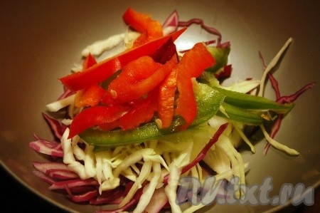 Затем нарежем тонкими ломтиками сладкий перец разных цветов.