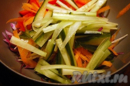 Тонко нарежем свежие огурцы.