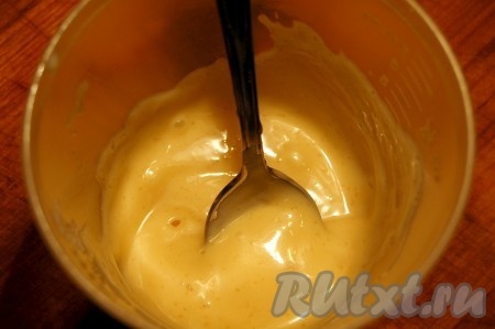 Отдельно готовим заправку для салата из капусты, помидоров, перца, огурцов и моркови. Для этого смешиваем все ингредиенты для заправки  в стаканчике и тщательно перемешиваем.