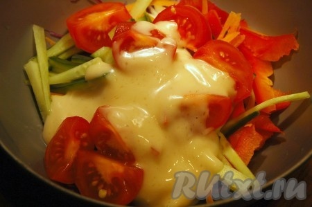 Выливаем заправку в овощной салат.