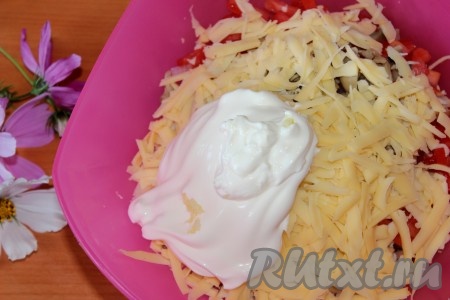 В салат из курицы,  маринованных шампиньонов, помидоров и сыра добавить пропущенный через пресс чеснок, посолить, заправить майонезом (или сметаной). Перед подачей салат охладить.

