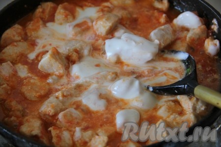 В сливках развести крахмал и тонкой струйкой влить в сковороду с мясом. Интенсивно помешивая всю массу, довести до кипения, уменьшить огонь и тушить 2-3 минуты.
