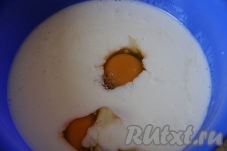 В кефир добавляем соль, сахар, ванильный сахар, соду и яйца. Все перемешиваем.
