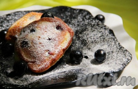 Наши вкусные, пышные оладьи с ягодами, приготовленные на кефире, можно подавать к столу.
