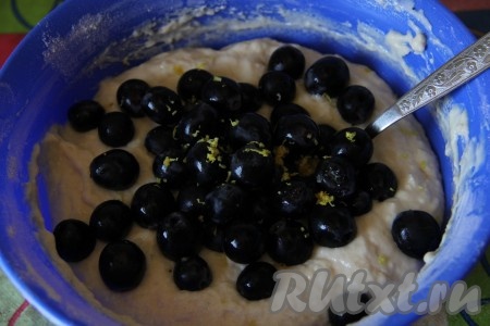 К замешенному тесту добавляем цедру и ягоды.
