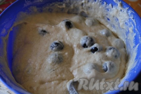 Все перемешиваем. Тесто получится достаточно густым.
