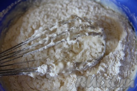 Постепенно добавляем муку и замешиваем наше тесто для оладий.
