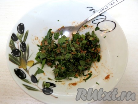 Смешиваем сок лимона, соль и зелень со специями.
