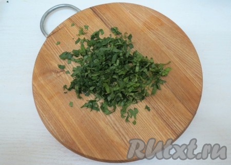 Нарезаем зелень базилика и петрушки.
