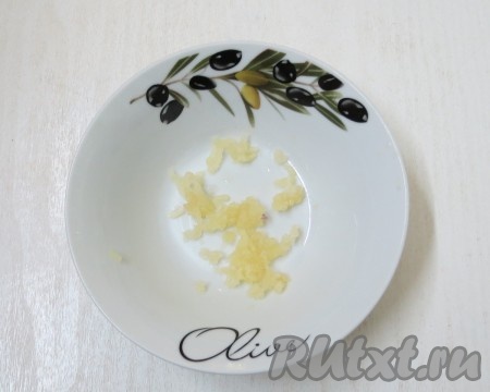 Выдавливаем через пресс чеснок.