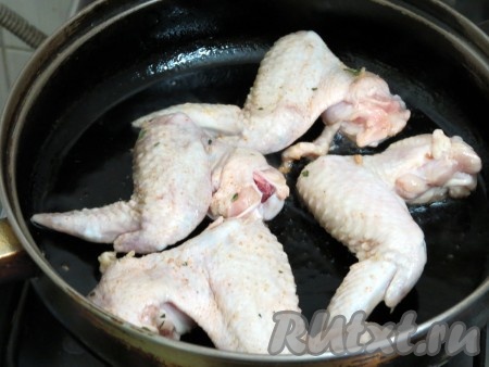 Крылышки отправляем жариться на разогретую сковороду с растительным маслом. Жарим сначала на одной стороне. Крышка закрыта, огонь маленький. Жарим до золотистой корочки. Переворачиваем, жарим с другой стороны под крышкой минут 8-10 на маленьком огне. Затем крышку снимаем и продолжаем доводить до готовности на маленьком огне. Благодаря наличию лимонного сока в мясе, оно покрывается золотистой, как бы глазированной корочкой.
