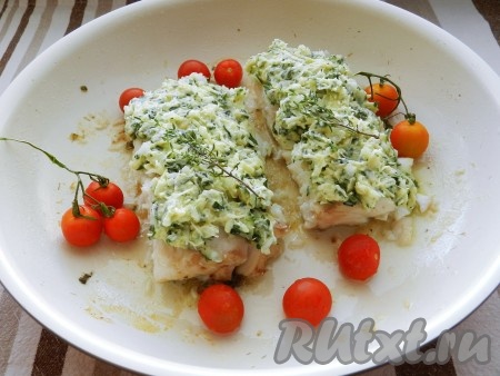 Филе трески вымыть, обсушить бумажным полотенцем. Посолить, поперчить, выложить на сковороду с разогретым маслом, обжарить с обеих сторон по 2 минуты. Поверх филе выложить приготовленную масляную смесь. Добавить в сковороду несколько помидоров черри.
