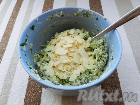 Соединить петрушку, лук, чеснок и майоран со сливочным маслом. Влить лимонный сок, приправить солью и перцем, все хорошо перемешать. Добавить миндальные хлопья.