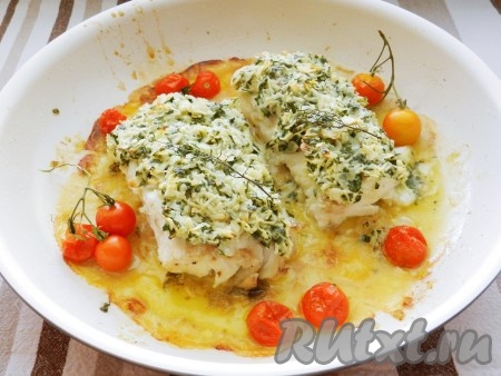 Поставить сковороду в духовку, нагретую до 200 градусов на 10 минут до полного пропекания рыбы. 