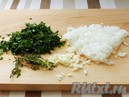 Лук, петрушку, чеснок мелко порубить, майоран разделить на веточки.