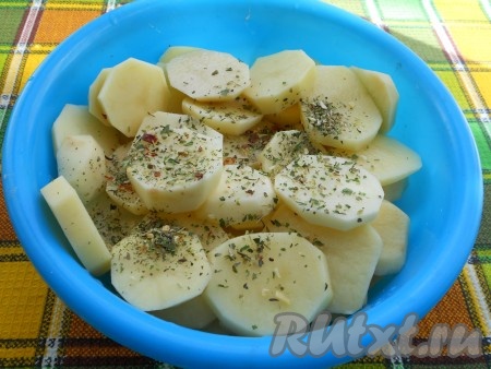 Картофель очистить, нарезать на кружочки толщиной около 0,5 сантиметра, посолить, приправить специями (я посыпала итальянскими травами), перемешать.