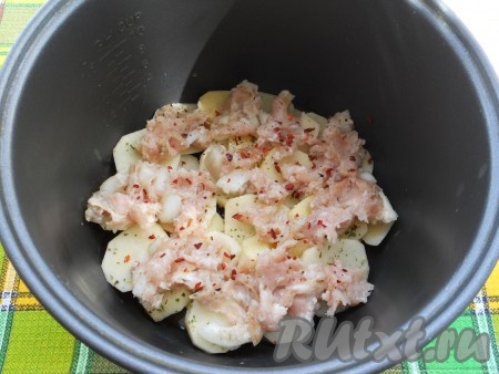 Чашу мультиварки хорошенько смазать сливочным (или растительным) маслом, выложить 1/3 нарезанного картофеля, поверх него разложить половину фарша, посыпать, по желанию, специями (я посыпала хлопьями паприки).