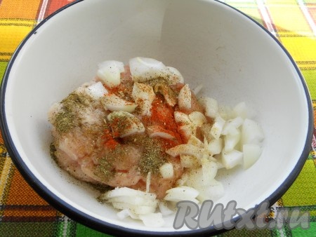 Лук очистить. К фаршу добавить специи (я всыпала паприку и чёрный молотый перец), соль и лук, нарезанный на небольшие кусочки, хорошо перемешать.