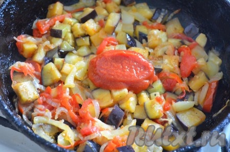 Теперь очередь томатной пасты. Ее можно добавить и немного больше, по вкусу. Перемешать.
