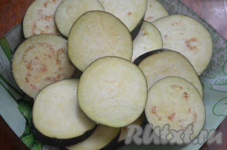 Баклажан помыть и нарезать кружочками толщиной примерно 5 мм. Посолить и оставить на 15 минут.
