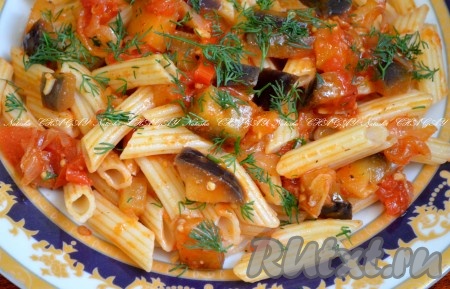 Перемешать макароны с баклажанами, помидорами, луком и перцем. Выложить на тарелку, посыпать зеленью.&nbsp;Вкусное блюдо готово. Надеюсь, вам пригодится и понравится этот рецепт.
