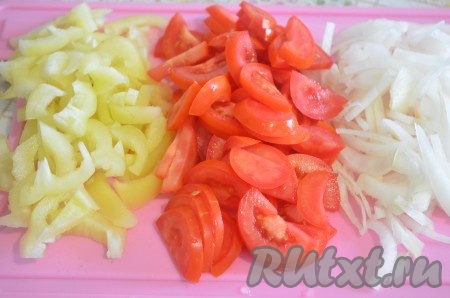 Помидоры нарезать не крупными дольками, перец - соломкой, лук - полукольцами.
