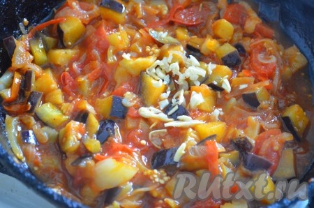 Через 2-3 минуты долить немного кипятка, примерно 100 мл (можно и больше, кто любит жидкий соус). Довести до готовности. В конце добавить рубленный чеснок, перемешать.
