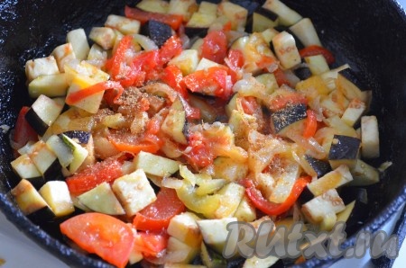 Дальше добавить баклажаны, сахар, специи (у меня - молотый кориандр и чёрный молотый перец), соль по вкусу, перемешать. Готовить 5-7 минут также под крышкой и помешивая.