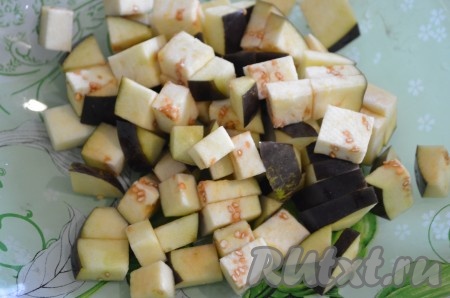Затем баклажаны промыть, нарезать кубиками.
