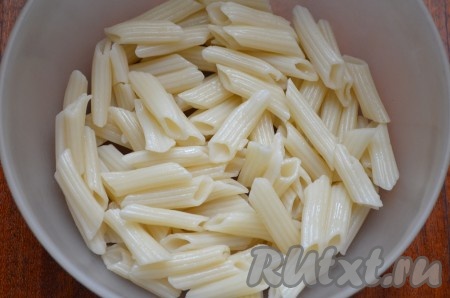 Отварить макароны в соответствии с инструкцией на упаковке.
